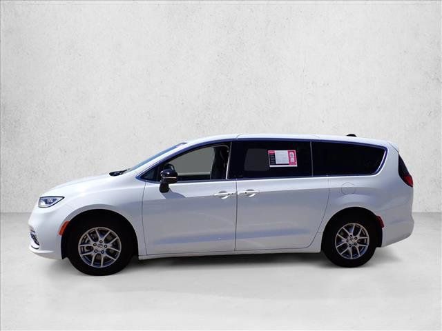Used 2024 Chrysler Pacifica Touring-L FWD image 2