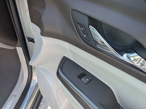 Certified 2023 GMC Acadia SLT w/ Technology Package image 28