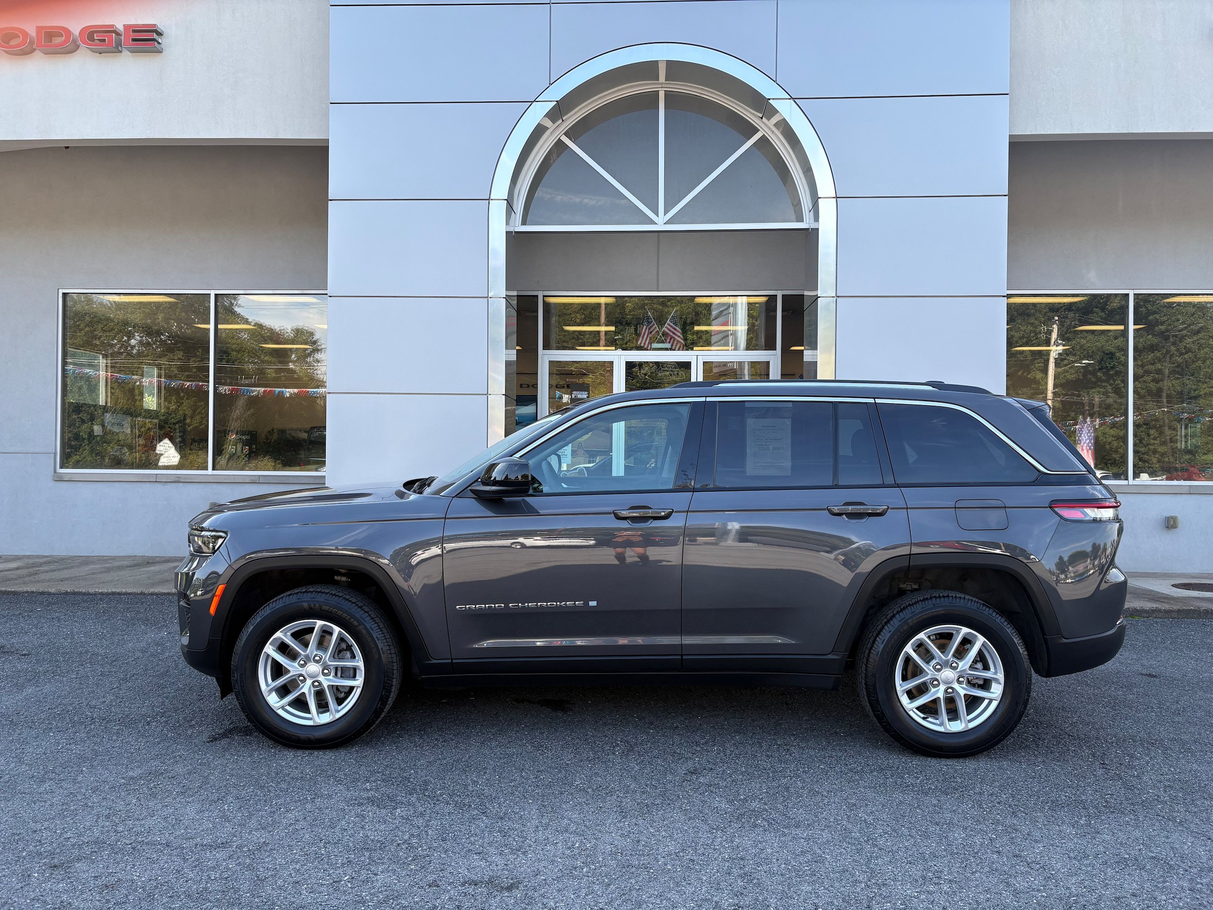 Certified 2023 Jeep Grand Cherokee Laredo X AWD/4WD image 2