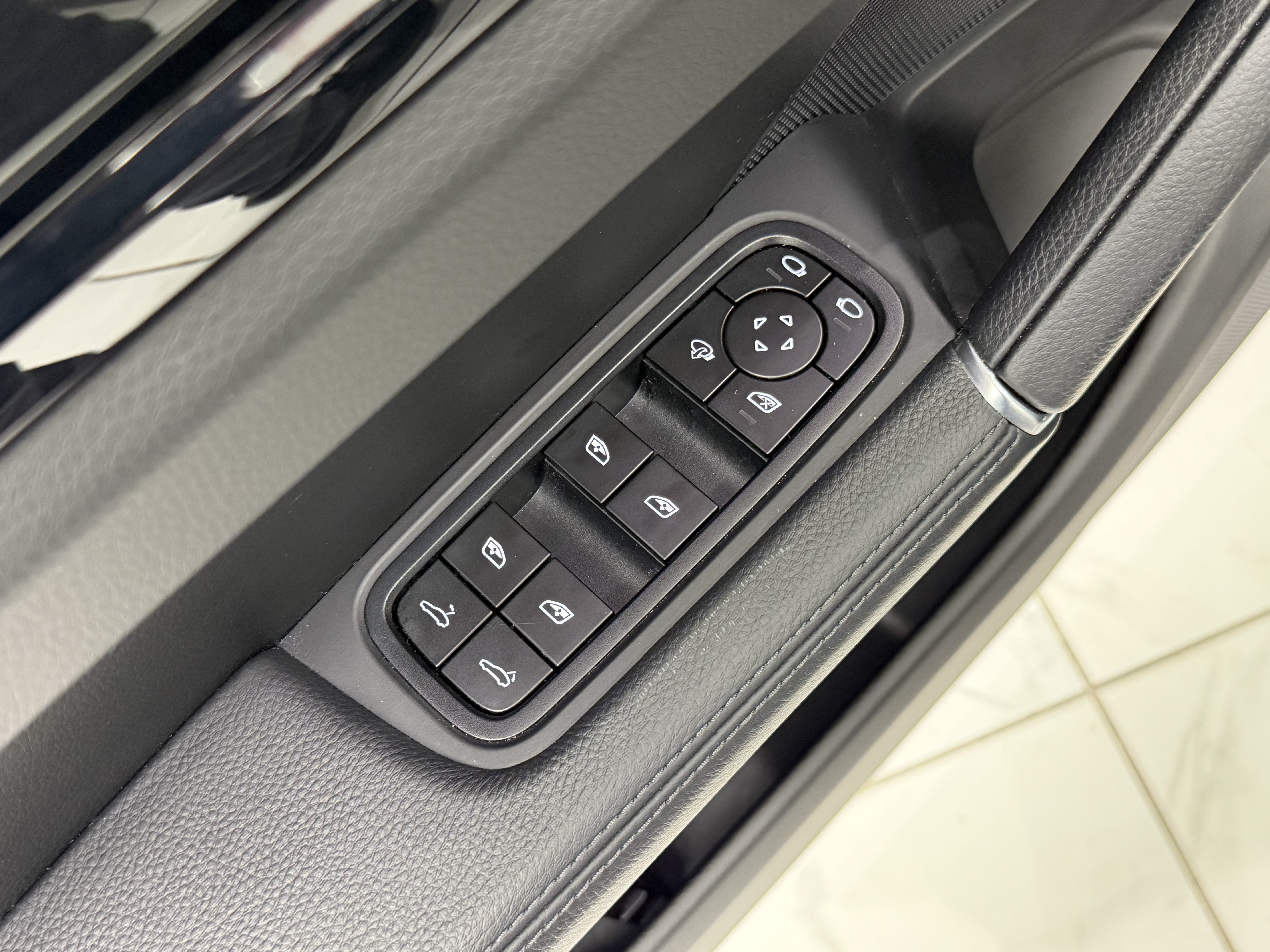 Certified 2023 Porsche Cayenne AWD/4WD image 28