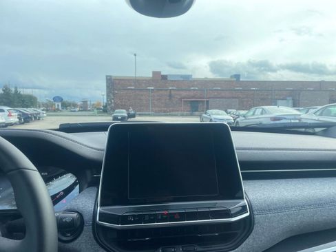 Used 2025 Jeep Compass Latitude image 18