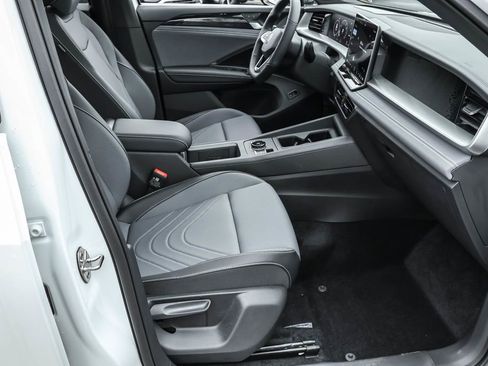 New 2025 Volkswagen Tiguan SE R-Line image 42