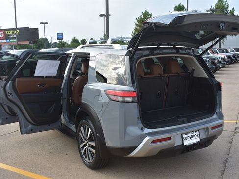 Used 2022 Nissan Pathfinder Platinum w/ Lighting Package (N93) AWD/4WD image 17