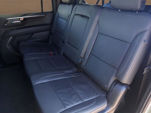 Used 2025 Chevrolet Suburban Z71 image 24