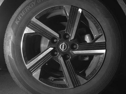 Used 2025 Nissan Sentra SV image 13