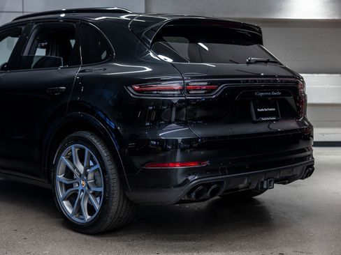 Certified 2023 Porsche Cayenne Turbo AWD/4WD image 27