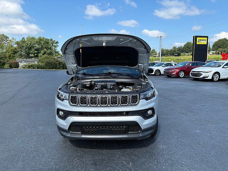 Used 2025 Jeep Compass Latitude AWD/4WD image 5
