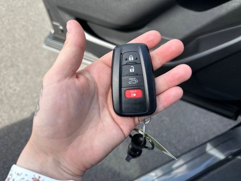 Used 2022 Toyota Highlander XLE image 29