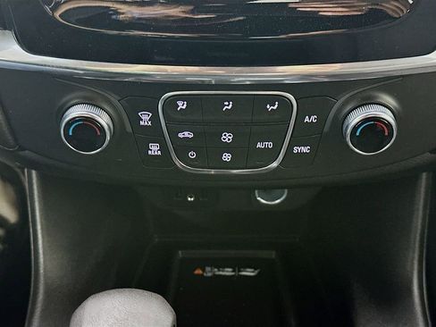Used 2023 Chevrolet Traverse LT FWD image 18