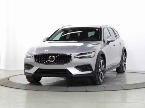 Used 2025 Volvo V60 B5 Cross Country Plus image 3