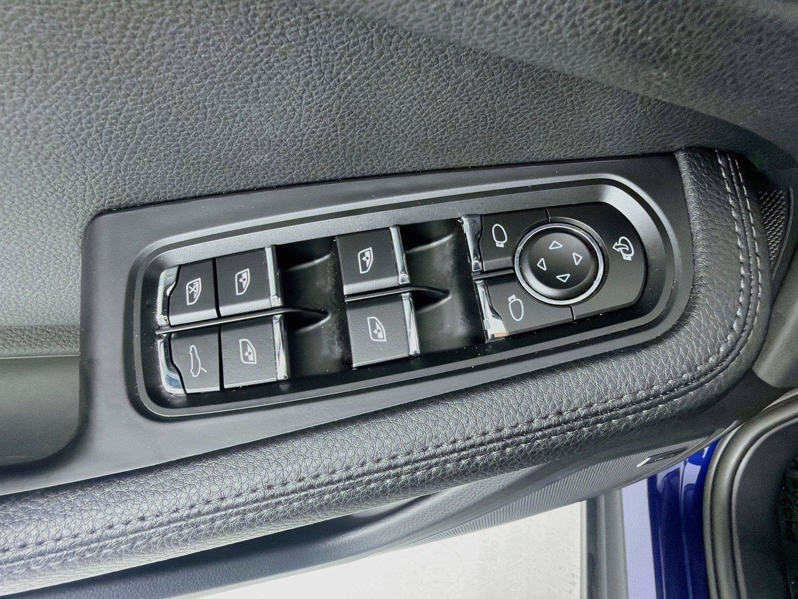 Certified 2023 Porsche Macan S AWD/4WD image 9