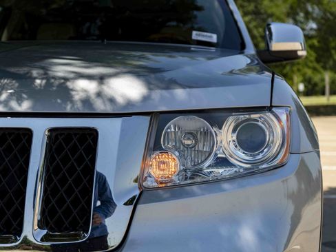 Used 2011 Jeep Grand Cherokee Overland AWD/4WD image 11