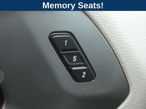 Used 2023 Chrysler Pacifica Touring-L FWD image 19