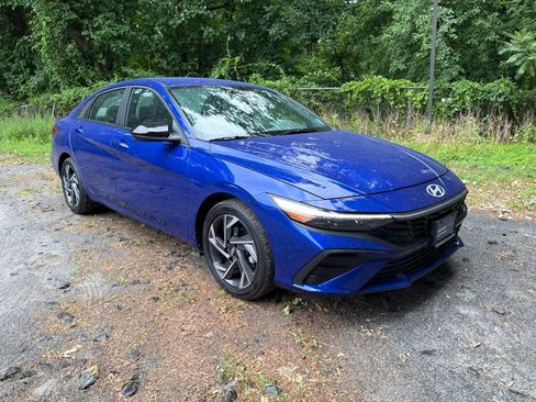 Certified 2025 Hyundai Elantra Sport FWD image 2