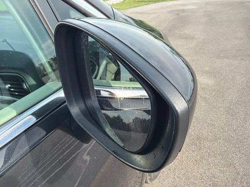 Used 2022 Chrysler Voyager LX FWD image 6