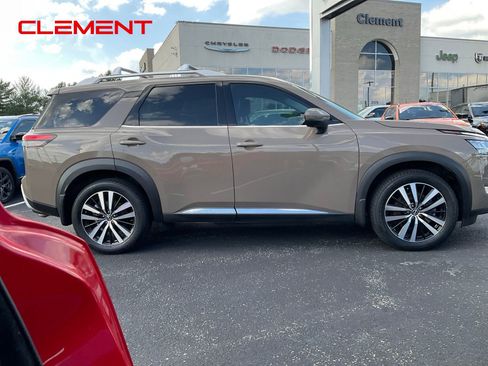 Used 2023 Nissan Pathfinder Platinum AWD/4WD image 3
