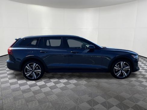 Used 2023 Volvo V60 B5 Cross Country Plus w/ Climate Package image 7