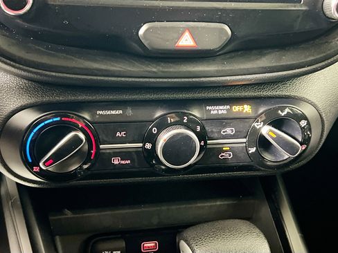 Used 2022 Kia Soul LX image 25