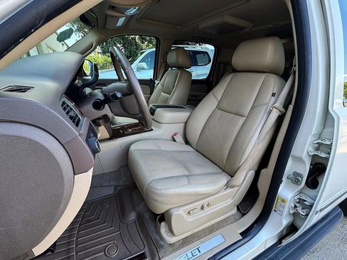 Used 2010 Chevrolet Suburban LTZ RWD image 15
