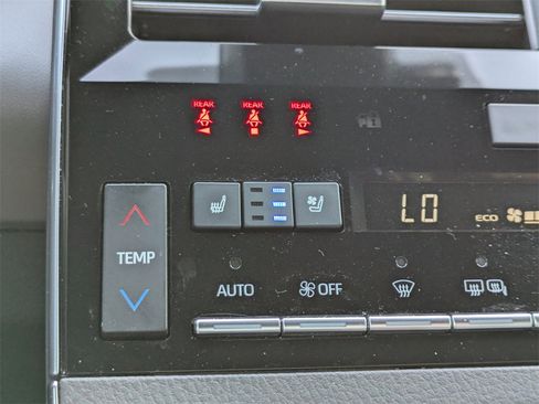 Used 2019 Toyota Avalon Limited image 22