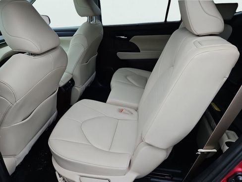 Used 2020 Toyota Highlander XLE image 35