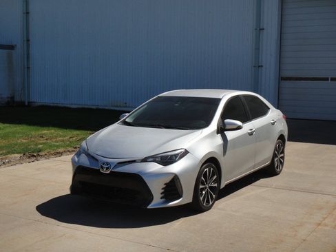Used 2019 Toyota Corolla SE FWD image 2