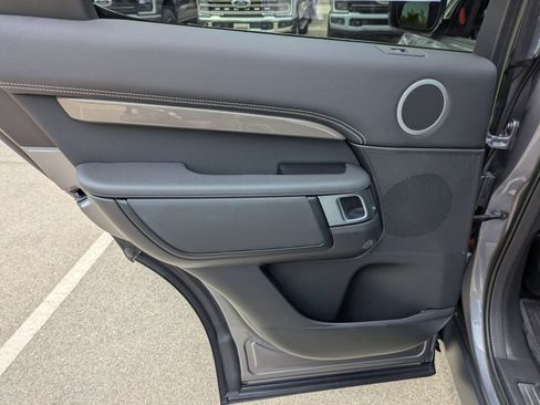 Used 2023 Land Rover Discovery Metropolitan Edition AWD/4WD image 59