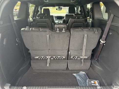 New 2026 Chrysler Pacifica Select image 17