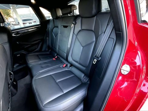 Used 2022 Porsche Macan image 19
