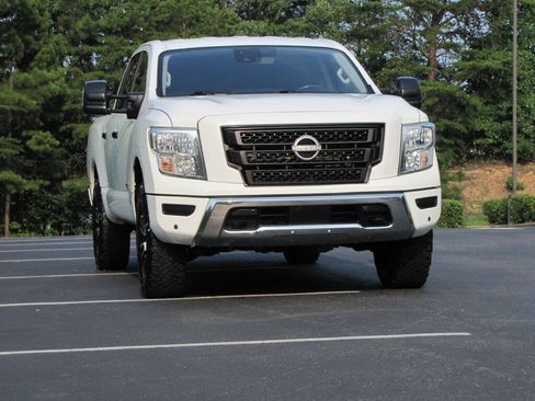 Used 2024 Nissan Titan SV w/ SV Convenience Package AWD/4WD image 9