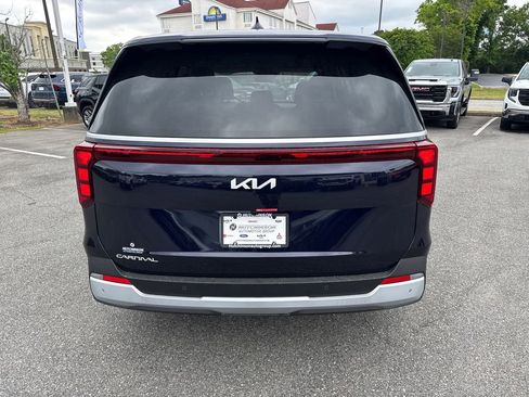 Used 2025 Kia Carnival FWD image 4