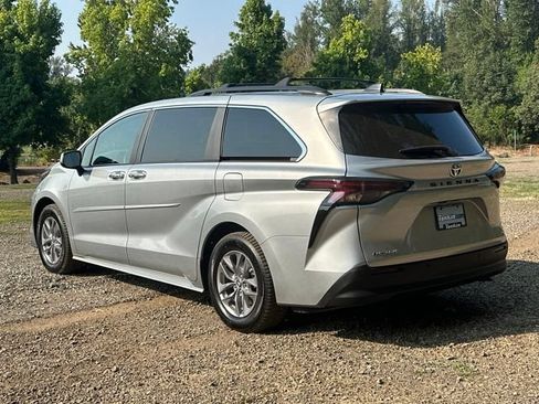Used 2025 Toyota Sienna XLE w/ XLE Plus Package AWD/4WD image 7