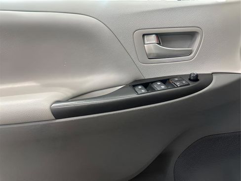 Used 2019 Toyota Sienna LE FWD image 19
