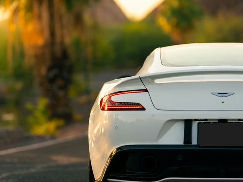 Used 2015 Aston Martin Vanquish Coupe image 10