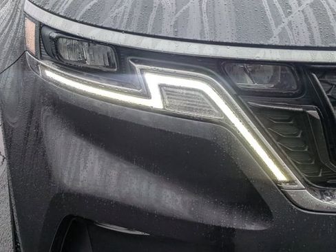 Used 2023 Kia Carnival LX image 10