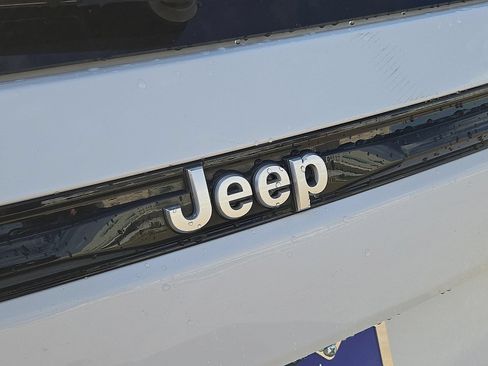 Used 2024 Jeep Grand Cherokee Laredo X w/ Trailer Tow Package AWD/4WD image 12