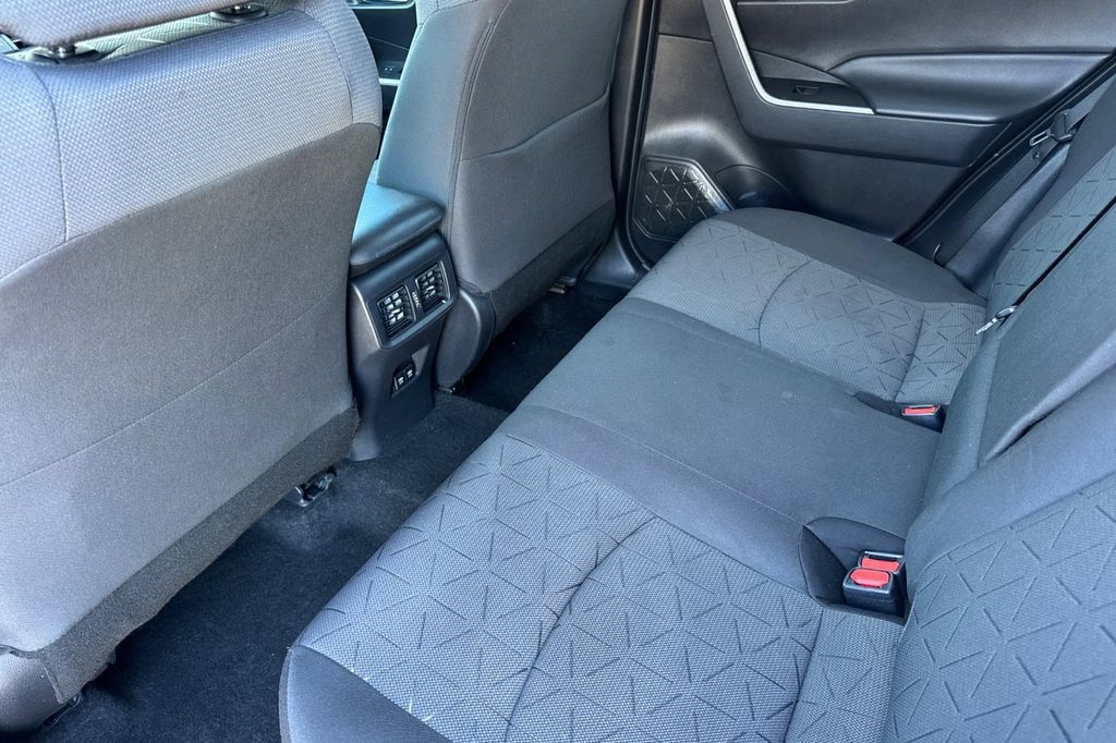 Used 2021 Toyota RAV4 XLE AWD/4WD image 15