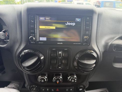 Used 2015 Jeep Wrangler Unlimited Sahara AWD/4WD image 17