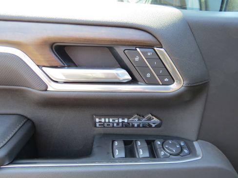 Used 2025 Chevrolet Silverado 1500 High Country w/ High Country Premium Package AWD/4WD image 19
