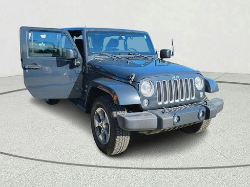 Used 2017 Jeep Wrangler Unlimited Sahara w/ Connectivity Group AWD/4WD image 8
