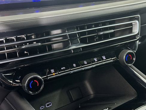 Used 2025 Chevrolet Traverse LT image 24