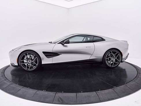 Used 2025 Aston Martin Vanquish RWD image 14