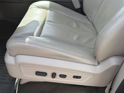 Used 2016 Lincoln Navigator Select RWD image 24