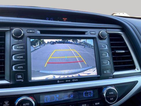 Used 2018 Toyota Highlander Limited FWD image 24