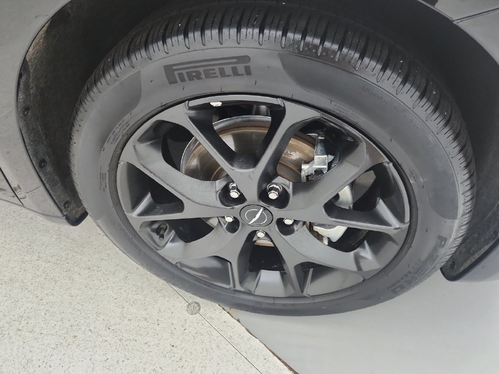 Certified 2025 Chrysler Pacifica Limited FWD image 40