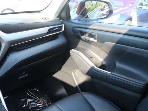 Used 2022 Toyota Highlander XLE image 22