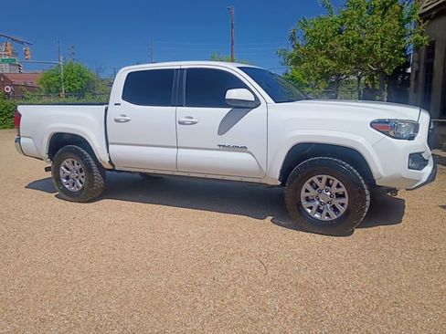 Used 2018 Toyota Tacoma SR5 w/ SR5 Appearance Package (SM) RWD image 17