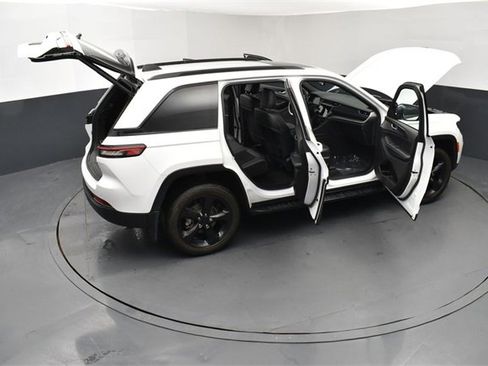 Used 2023 Jeep Grand Cherokee Altitude image 30