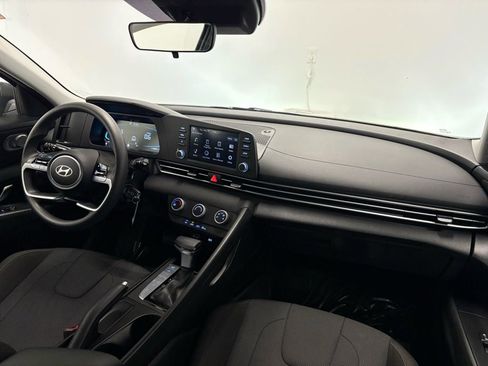 Used 2025 Hyundai Elantra SE image 29