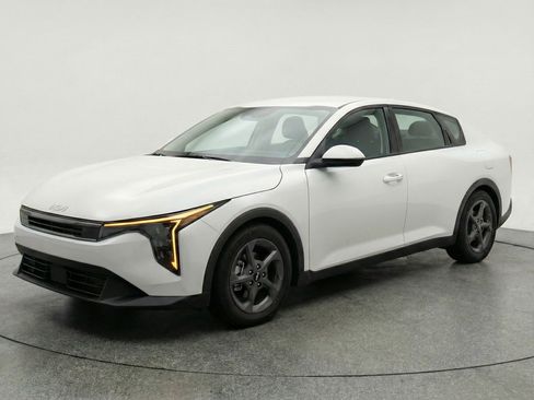 Used 2025 Kia K4 LXS image 3